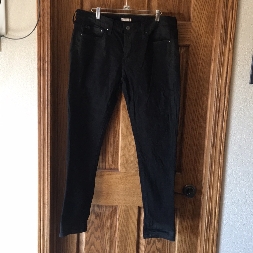 Black skinny boyfriend Levi’s brand